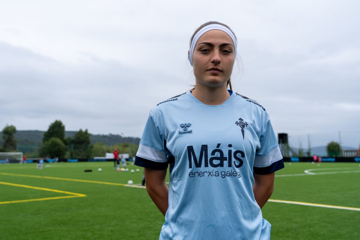 El logo de Máis Enerxía Galega en la camiseta de As Celtas