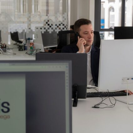 Alejandro Dacosta, Responsable Comercial de Máis Enerxía Galega en las oficinas centrales de la compañía en Vigo