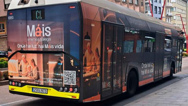 Autobús en una calle de Vigo rotulado con la campaña "Fogares" de Máis Enerxía