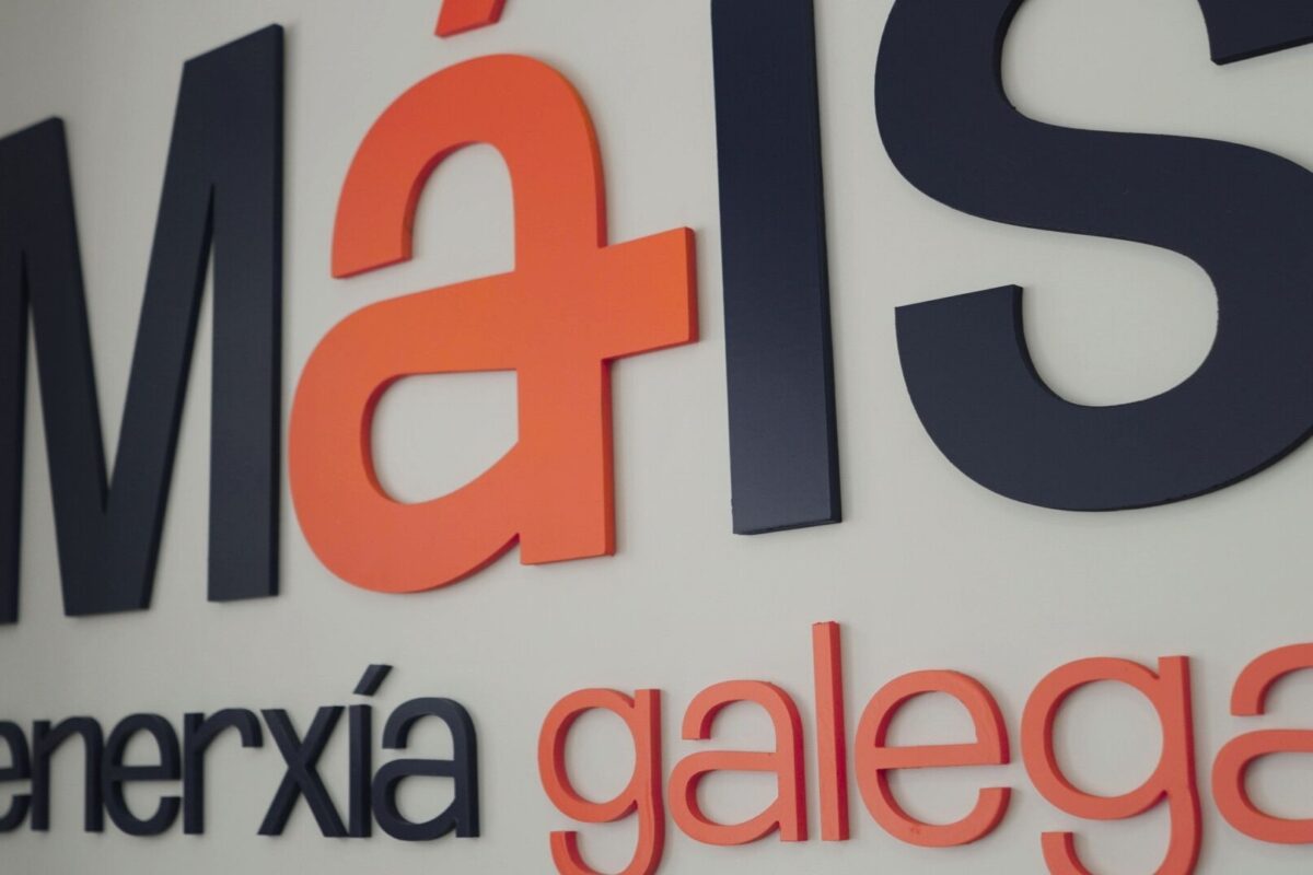 Logotipo de Máis Enerxía Galega en una de las paredes de las oficinas de su sede central en Vigo.