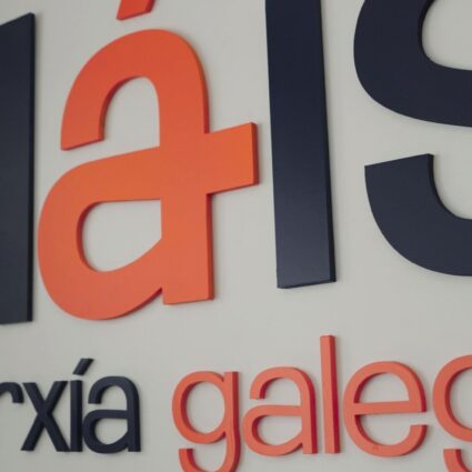 Logotipo de Máis Enerxía Galega en una de las paredes de las oficinas de su sede central en Vigo.